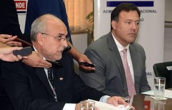 el-presidente-de-ande-ing-victor-romero-s-y-el-ministro-de-obras-publicas-ramon-g-gaona-durante-la-conferencia-de-prensa-sobre-el-turbinado-de-220329000000-1094347.jpg