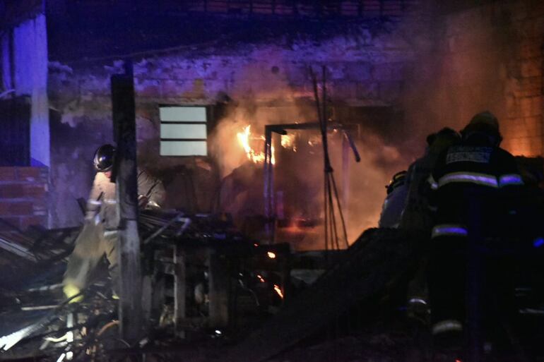 Incendio arrasa con carpintería familiar en Roque Alonso