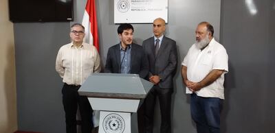 Julio Ullón, jefe del Gabinete de Presidencia, Guillermo Sequera, director de vigilancia de la Salud, Julio Mazzoleni, ministro de Salud e Iván Allende, director del área Social de Asunción.