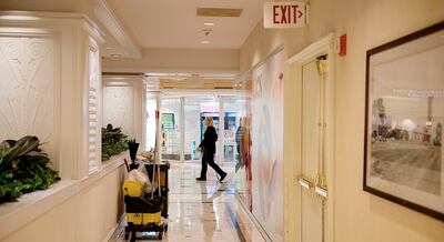 Hoteles de todo el mundo  aplican medidas especiales de limpieza y de recepción ante la crisis sanitaria  por el covid-19. En Asunción, los establecimientos temen seguir recibiendo extranjeros, por dificultades en manejar la cuarentena obligatoria. (AFP)