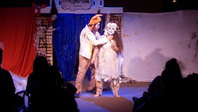 "El retablillo de Don Cristóbal" se destaca por utilizar una escenografía y un vestuario elaborado a partir de elementos reciclados.