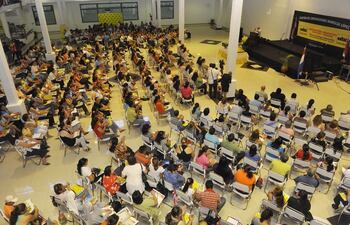 el-ano-pasado-el-encuentro-educativo-organizado-por-el-diario-abc-color-reunio-a-cientos-de-docentes-de-todos-los-niveles-educativos-la-cita-es-este-200024000000-512218.jpg