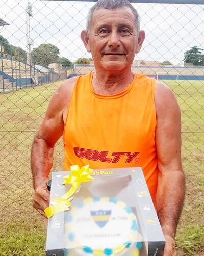 La torta de regalo de cumpleaños con el logo de su querido  Sportivo Trinidense para Joel Nicanor Cubilla, un hombre de fútbol plenamente identificado con el club auriazul.