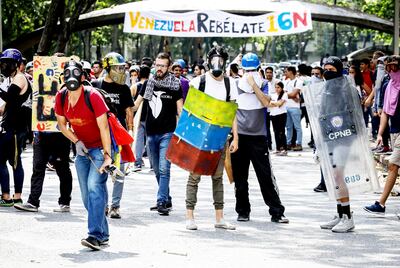 Estudiantes venezolanos en una protesta contra el régimen chavista, ayer, en la Universidad Central de Venezuela.