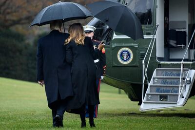 El presidente estadounidense Donald Trump y la primera dama Melania Trump se disponen a abordar el helicóptero presidencial Marine One, este lunes en la Casa Blanca.