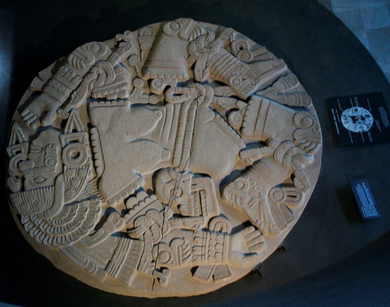 La Coyolxauhqui, diosa de la luna, hallada en el centro de la ciudad de Tenochitlan, en Ciudad de México. Antes de la llegada de los españoles y de tradiciones cristianas como la Navidad, los mexicas conmemoraban el nacimiento de su dios patrono, Huitzilopochtli, durante una cruenta ceremonia denominada Panquetzaliztli en el decimoquinto mes de su calendario.