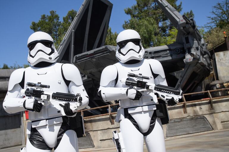 Dos stormtrooper en el parque dedicado a la "Guerra de las Galaxias" en Disneylandia, California.