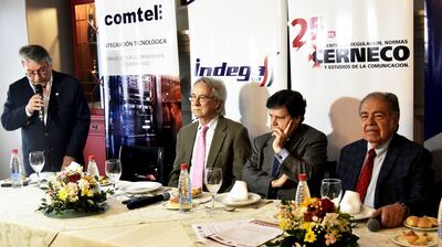 El Dr. Rubén Ovelar, en el momento que presenta el acto.  Euclides Acevedo, en  medio del Dr. Rufo Medina (izq. como panelista) y Enrique Bendaña, presidente de Cerneco.