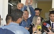 juana-carolina-vera-gonzalez-aparece-dando-declaraciones-y-atras-de-ella-su-esposo-victor-decclesiis-con-cadenas--214803000000-1775452.jpg