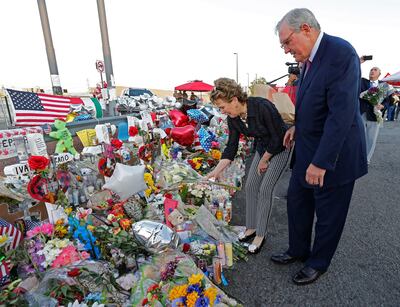 El alcalde de El Paso, Dee Margo (d), y su mujer Adair muestran sus respetos frente al memorial improvisado en homenaje a las víctimas del tiroteo de El Paso, este miércoles en Texas (Estados Unidos).  Hoy se reportaron nuevos disparon, en Filadelfia.