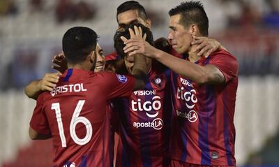 Nelson Haedo Valdez, autor de dos goles en la gran noche del Ciclón frente a Nacional, recibe las felicitaciones de sus compañeros, entre los que se observa a Víctor “Topo” Cáceres, Juan Camilo Saiz y Sergio Díaz. Cerro Porteño no tuvo contemplaciones con su vecino tricolor.