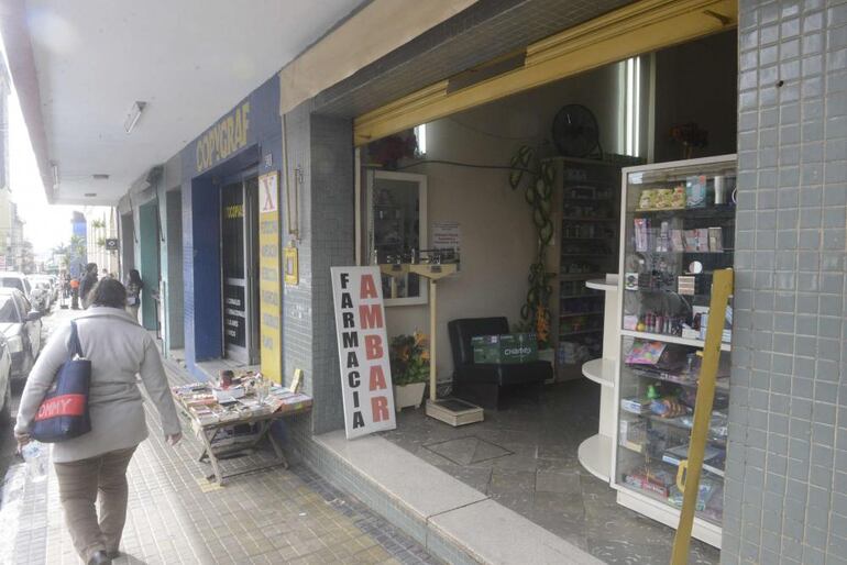 Fachada de la farmacia Ámbar, sobre la calle Yegros de Asunción. (Foto: Juan Ramón Ávila, ABC Color). 