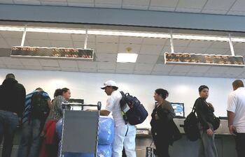 la-gente-espera-en-el-aeropuerto-de-miami-facturar-el-equipaje-para-un-vuelo-a-la-habana-cuba-afp-212554000000-1274036.jpg