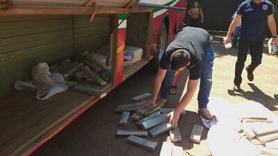 Agentes de investigación al momento en que sacaban los "ladrillos" de marihuana prensada del interior del bus perteneciente a la agencias denominada "Estrella del Norte".