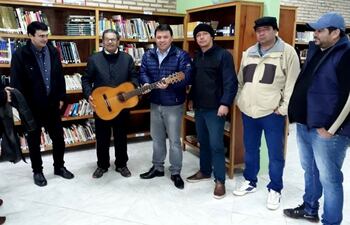 julio-aristides-brizuela-entrega-su-guitarra-para-la-casa-de-la-cultura--205756000000-1732705.jpg