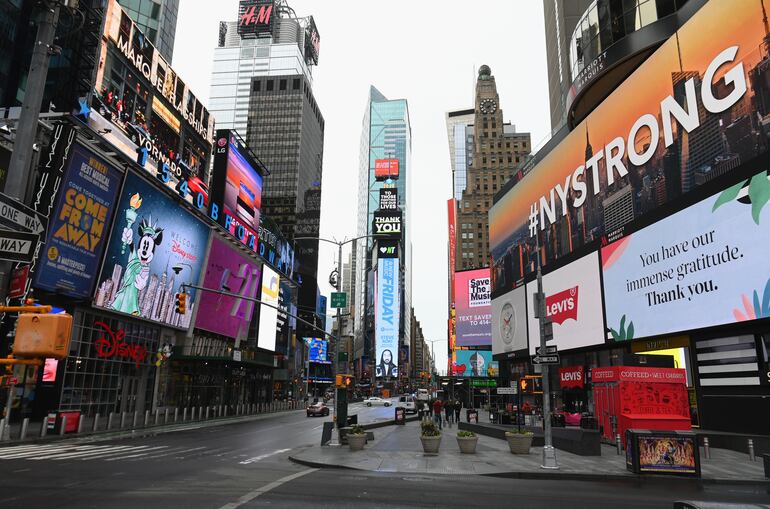 El movimiento de personas era casi inexistente este viernes en Times Square, en Nueva York.