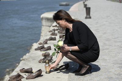 La ministra de Justicia húngara, Judit Varga, rinde homenaje a las víctimas del Holocausto en el Monumento de los Zapatos, dedicado a su memoria, a orillas del río Danubio,  en Budapest, Hungría. El monumento fue levantado el 16 de abril de 2015 en recuerdo a las víctimas disparadas por el partido fascista húngaro Partido de la Cruz Flechada a orillas del Danubio durante 1944 1945.