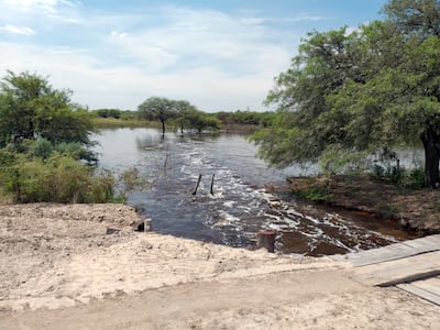 Las aguas que vienen del Pilcomayo pasaron ya con cierta fuerza el pasado fin de semana por la estancia San Carlos, siguiendo el cauce del reactivado río Montelindo.