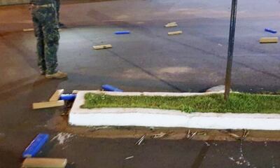 Se observan los panes de marihuana que quedaron esparcidos por todo el pavimiento en el puesto de control, ubicado en la línea internacional, luego de que los marihuaneros atropellaron el retén de militares.