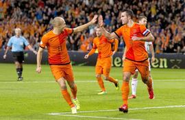 arjen-robben-saluda-a-robin-van-persie-mientras-celebran-uno-de-los-goles-de-holanda-en-la-goleada-ante-hungria-en-las-eliminatorias-europeas-193941000000-612807.JPG