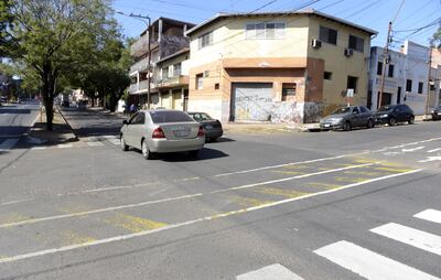 La bicisenda Iturbe  muestra parte de su trayecto  despintado, específicamente en una bocacalle. Las líneas amarillas deberían señalar atención a los automovilistas ante el paso de los ciclistas.