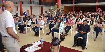 El ministro de Salud Pública, Julio Mazzoleni, hablando a los concursantes en Loma Plata.