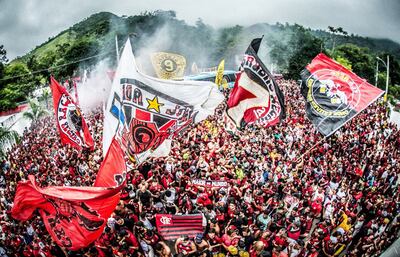Una multitud despidió ayer en Río de Janeiro al plantel del Flamengo, el club con más cantidad de seguidores en el mundo (más de 30 millones). El  Mengão busca su segundo título continental.
