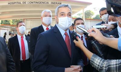 Mario Abdo dio declaraciones ayer en el Instituto Nacional de Enfermedades Respiratorias y del Ambiente (Ineram), en Asunción.