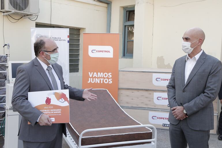 Jorge Cáceres, gerente general de Copetrol, junto al ministro de Salud, Dr. Julio Mazzoleni.