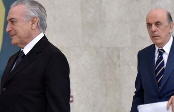 el-presidente-interino-del-brasil-michel-temer-izq-y-su-canciller-jose-serra-quien-afirmo-en-una-carta-que-la-presidencia-rotativa-del-mercosur-e-222103000000-1485589.jpg