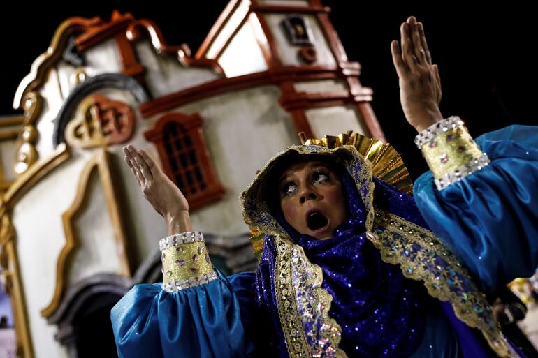 Los integrantes de la escuela de samba São Clemente desfilando en el sambódromo de Rio de Janeiro, este lunes durante el carnaval 2020 de Río de Janeiro (Brasil).