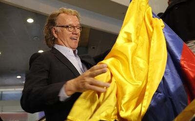 El violinista de Países Bajos André Rieu enarbola una bandera colombiana tras arribar al país sudamericano. El director de orquesta holandés se presentará en Bogotá del 12 al 15 de septiembre.