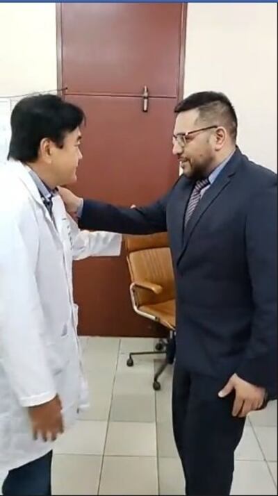 El Defensor conversa con el Dr. Mitsui, director del hospital.