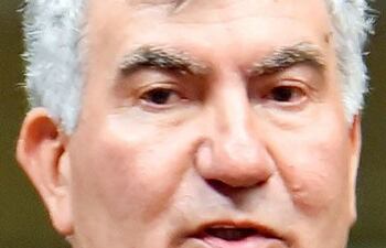luis-larre-diputado-hasta-junio-pasado-fue-premiado-por-cartes-con-el-consulado-de-resistencia-ar--200316000000-1791457.jpg