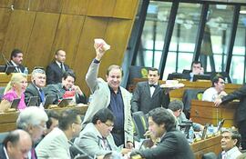 en-el-2014-el-diputado-eusebio-alvarenga-hoy-imputado-hacia-muestra-de-los-bocaditos-que-recibian-los-diputados--214554000000-1538442.jpg