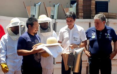 Los nativos recibieron los equipos de protección, como sombreros, mamelucos, botas, ahumadores y una derretidora de cera virgen.
