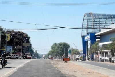 Pavimento que colocó el MOPC tras la demolición de una de las paradas frente a un conocido centro comercial, en San Loren
habilitarán seis carriles de circulación vehicular (tres de ida y tres de vuelta).
