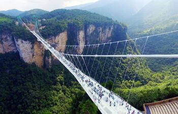 turistas-caminan-sobre-el-puente-de-vidrio-que-une-dos-montanas-en-medio-de-un-paisaje-impresionante-efe-200523000000-1491627.jpg