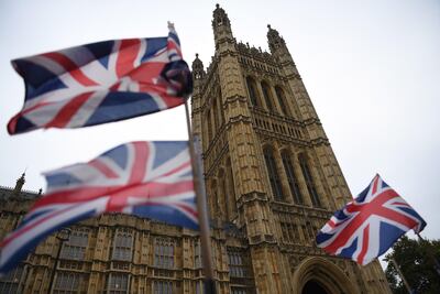 Banderas británicas frente al Parlamento británico, en Londres.