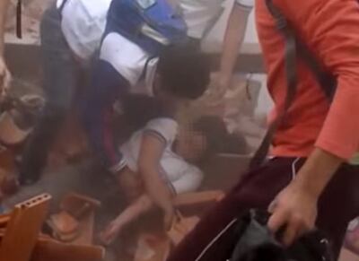 El 30 de setiembre del 2015, el techo de un aula del Colegio Nacional de Lambaré colapsó sobre  alumnos. Hubo 14 heridos.