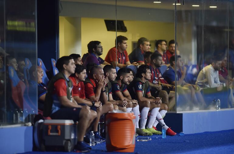 En este banco con seguridad más de uno habrá dicho “chérire, he’i suplente”. El capitán Nelson Haedo Valdez fue uno de los que estuvieron a la expectativa sufriendo con lo que pasaba en el gramado con el equipo sin encontrar respuesta o cómo vulnerar el mejor andar de Barcelona.