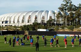 el-plantel-albirrojo-ayer-durante-la-previa-de-la-practica-en-el-campo-del-parque-gigante-y-en-el-fondo-el-beira-rio-del-inter-efe-223919000000-1846318.jpg