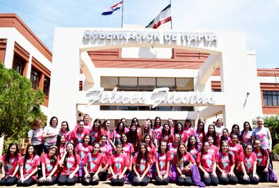 El grupo “Da Capo” frente a la Gobernación de Itapúa antes de partir a Colombia, el lunes.