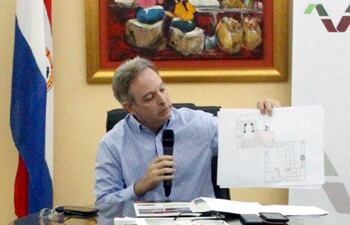 el-presidente-del-indert-justo-cardenas-mostro-el-plano-de-obra-para-remodelar-la-oficina-central-de-asuncion--210551000000-1434990.jpg