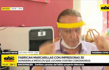 Fabrican mascarillas con impresora 3D