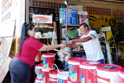 Después del fútbol mucho más. La labor diario de Struway arranca muy temprano en la Ferretería de su propiedad en Itá.