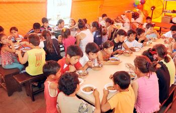 unos-300-ninos-y-adolescentes-desayunan-almuerzan-y-meriendan-gracias-al-comedor-de-sona-sara-servian-en-tablada-nueva--220236000000-1138313.jpg