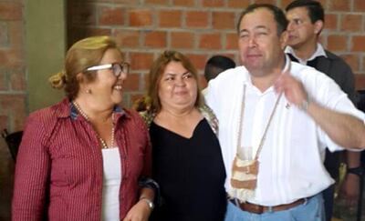 Yudith Ferreira (ANR), en el centro, junto al exvicepresi-
dente y senador Juan Afara (Añetete). Dijo que ya recibió recursos del Fonacide.