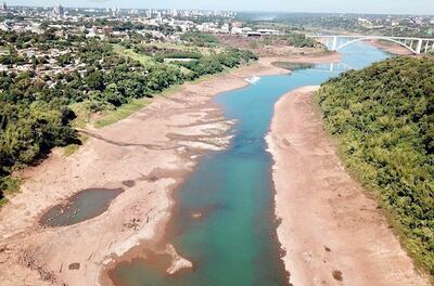 Impactante vista aérea (foto que circulaba ayer en redes sociales) del cauce principal del río Paraná, en la zona del Puente de la Amistad. En algunos brazos se cruza incluso caminando.