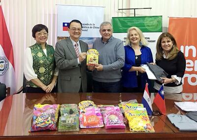 Entrega de los donativos  para la comunidad nativa Camba’y.